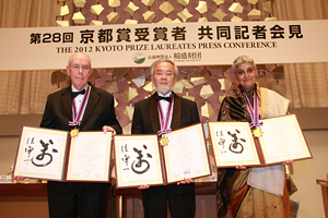 Die Träger des Kyoto-Preises 2012: Dr. Ivan Edward Sutherland, Dr. Yoshinori Ohsumi und die Literaturkritikerin Professor Gayatri Chakravorty Spivak