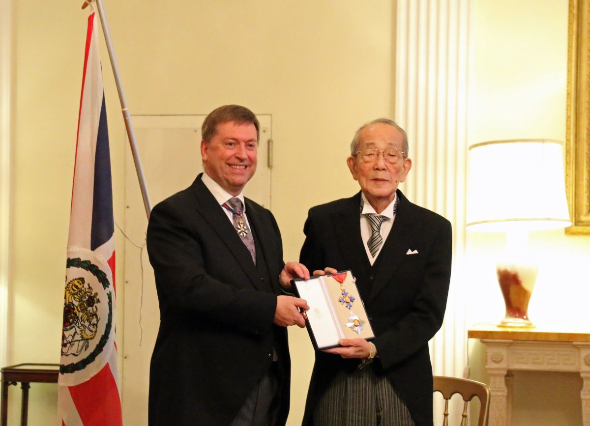 Kyocera_Inamori receives honorary knighthood_web.jpg
